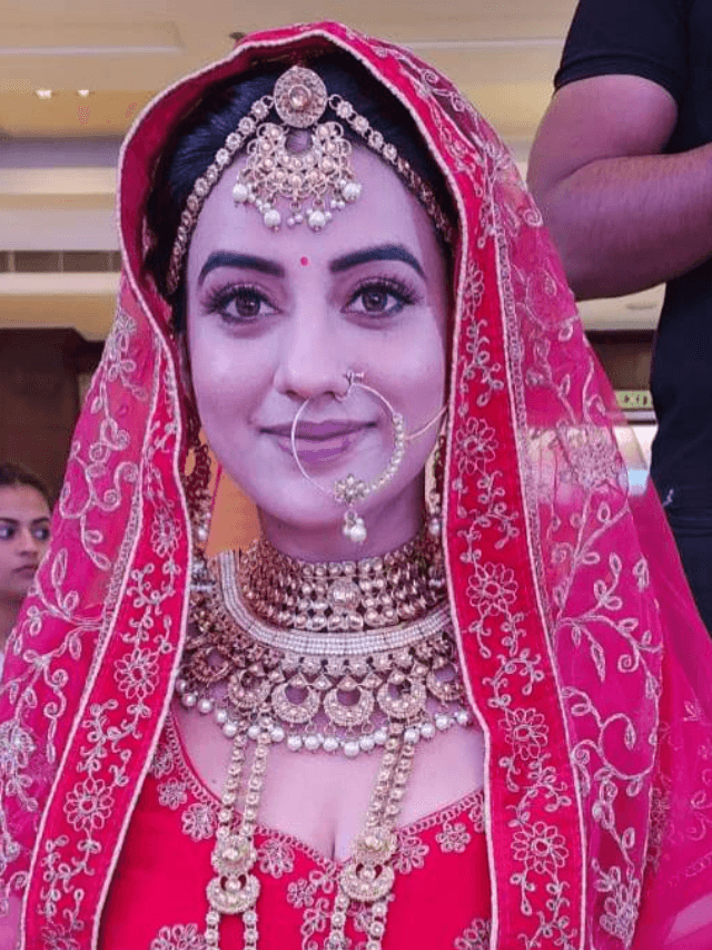 अक्षरा सिंह, जो कि एक प्रसिद्ध भोजपुरी अभिनेत्री हैं, उनके बारे में  महत्वपूर्ण बातें दी गई हैं