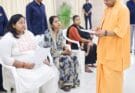 CM Yogi Janata Darshan: मुख्यमंत्री योगी आदित्यनाथ ने ‘जनता दर्शन’ में एक-एक फरियादी से मिलकर सुनीं समस्याएं